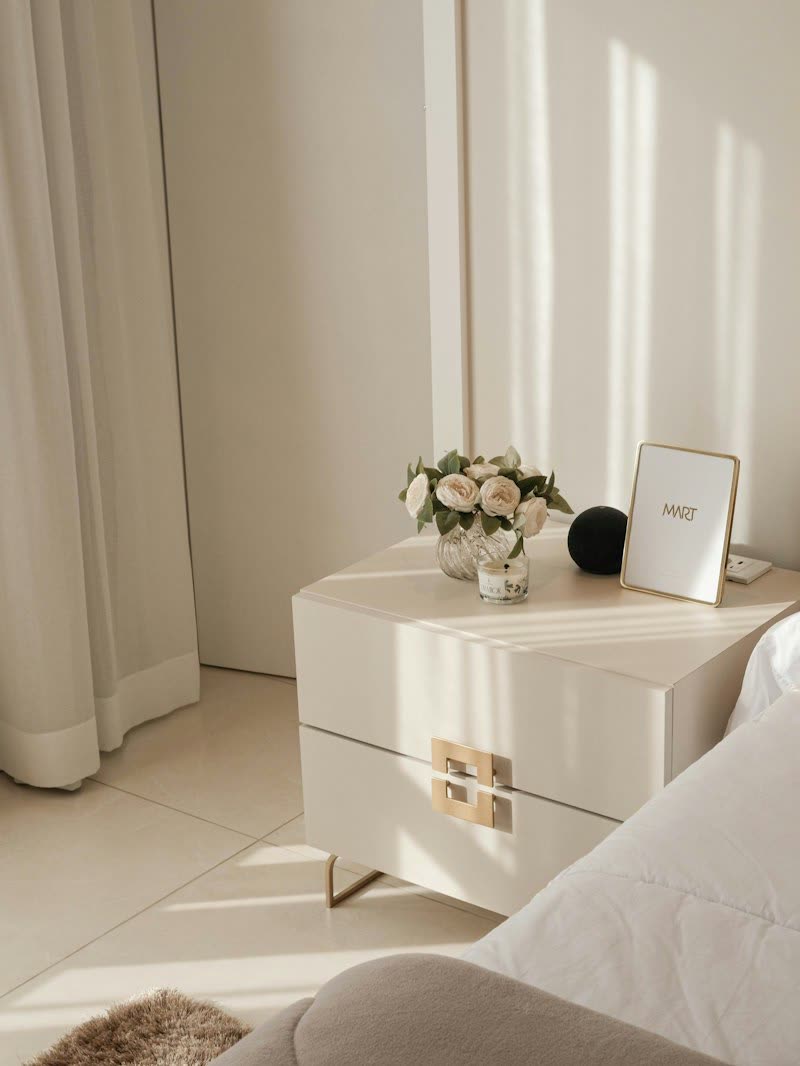 Quarto luminoso, com cama feita e espaço arrumado